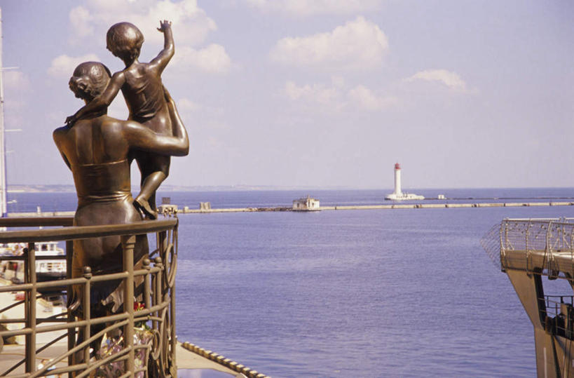 西方人,儿童,无人,两个人,家庭,母亲,儿子,栏杆,站,举,抱,横图,室外,白天,旅游,度假,纯洁,海浪,海洋,沙滩,标志建筑,道路,地标,建筑,雕塑,欧洲,乌克兰,欧洲人,阴影,艺术,装饰,光线,信息,雕刻,雕像,沙子,影子,海岸,浪花,水平线,云,云朵,围栏,辽阔,灯塔,交通,海平线,沙地,云彩,方向,娱乐,建设,护栏,小孩,背面,蓝色,白云,蓝天,天空,阳光,海水,工艺品,天,托,站着,享受,休闲,广阔,温暖,温馨,母子,一家人,旅游胜地,放松,可爱,母爱,童年,童趣,晴朗,抱着,引导,指引,纪念,一望无际,美术,和睦,搂着,主题,陈列,海景,童真,烂漫,无邪,东欧,功能,美学,航标,乌克兰共和国,无边无际,一马平川,敖德萨,敖德萨州,天真,男孩,年轻女性,女人,女性,白种人,孩子,年轻人,大海,风浪,海,海水的波动,海滩,近岸浪,涌浪,晴空,举起,举手,举着,搂,搂抱,向上举,向上伸,向上托,站立,半身,彩图,融洽,水天相接,水天一线,导航,男生