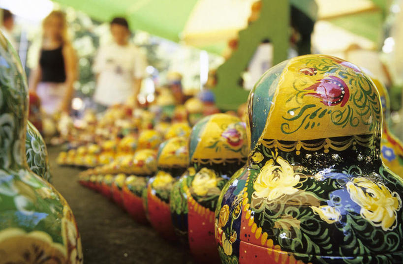 西方人,三个人,夫妻,商店,横图,室外,白天,正面,爱情,购物,消费,欧洲,乌克兰,欧洲人,一排,服装,朦胧,模糊,整齐,并列,并排,浪漫,注视,休闲装,商铺,排列,衣服,纪念品,观察,看,休闲,休闲服,恩爱,金融,恋人,服饰,观看,察看,队列,关注,平行,选购,贸易,东欧,血拼,市肆,商号,乌克兰共和国,敖德萨,敖德萨州,男人,男性,年轻男性,年轻女性,女人,女性,白种人,情侣,半身,彩图,店铺,伴侣