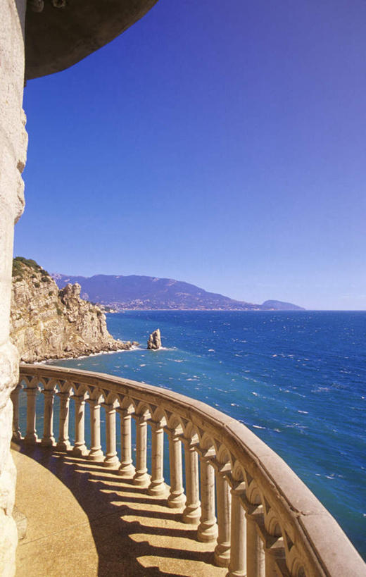 无人,栏杆,露台,竖图,室外,白天,正面,旅游,度假,海浪,海洋,石头,沙滩,山,山脉,阳台,标志建筑,地标,建筑,欧洲,乌克兰,阴影,光线,沙子,石子,影子,堡垒,城堡,墙,海岸,浪花,山顶,山峰,水平线,围栏,辽阔,海平线,沙地,山峦,娱乐,建设,护栏,墙壁,墙面,蓝色,蓝天,天空,阳光,海水,群山,天,享受,休闲,广阔,旅游胜地,放松,晴朗,一望无际,要塞,海景,东欧,沉积岩,万里无云,乌克兰共和国,无边无际,一马平川,颠峰,极峰,设防,水成岩,克里米亚半岛,克里木半岛,雅尔塔,大海,风浪,海,海水的波动,海滩,近岸浪,石块,岩石,涌浪,晴空,晴空万里,彩图,露天阳台,水天相接,水天一线