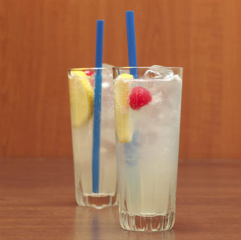 无人,横图,室内,特写,白天,正面,桌面,桌子,柠檬,樱桃,杯子,水果,新鲜,木制,塑料,冰,生食,冰块,食品,果实,酒类,冷冻,玻璃制品,酒,食物,饮料,木制品,水杯,塑料制品,吸管,杜松子酒,寒冷,摄影,有机食品,绿色食品,影棚,冷藏,冰冷,空心,金酒,饮管,保鲜,烈酒,琴酒,玻璃杯,樱珠,莺桃,英桃,益母果,楔桃,牛桃,柠果,荆桃,彩图,影棚拍摄,拍摄,圆柱状