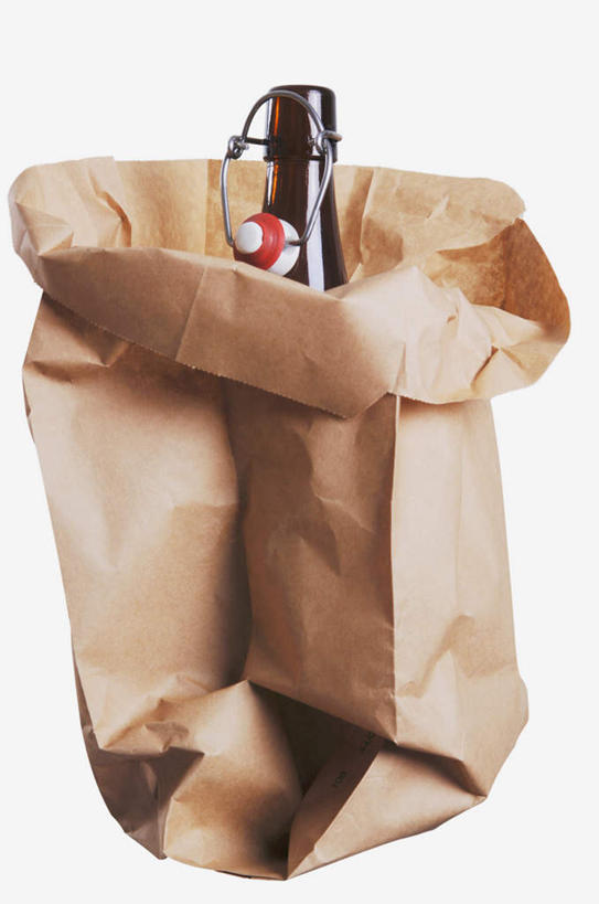 啤酒,无人,竖图,室内,特写,白天,白色背景,正面,购物,消费,桌面,桌子,袋子,环保,木制,包装袋,购物袋,酒类,玻璃制品,酒,酒瓶,饮料,玻璃瓶,环保袋,木制品,瓶子,金融,摄影,影棚,能源,回收,资源,购买,贸易,利用,低碳,循环,持续,彩图,影棚拍摄,拍摄