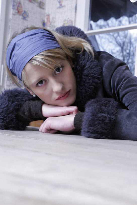 西方人,一个人,坐,竖图,室内,白天,正面,壁纸,桌面,桌子,欧洲,欧洲人,仅一个年轻女性,仅一个女性,仅一个人,服装,装饰,木制,墙,注视,休闲装,墙壁,墙面,衣服,发箍,发饰,木制品,饰品,观察,看,趴着,休闲,休闲服,服饰,头箍,观看,察看,关注,发卡,配饰,年轻女性,女人,女性,白种人,墙纸,趴,坐着,半身,彩图