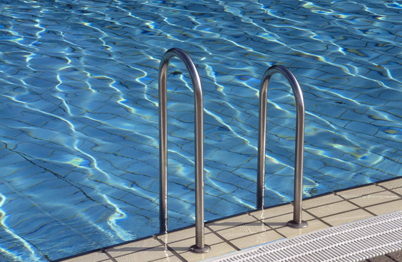 无人,体育馆,游泳池,横图,俯视,室外,白天,水,阴影,光线,影子,水池,水面,泳池,阳光,游泳馆,彩图,高角度拍摄