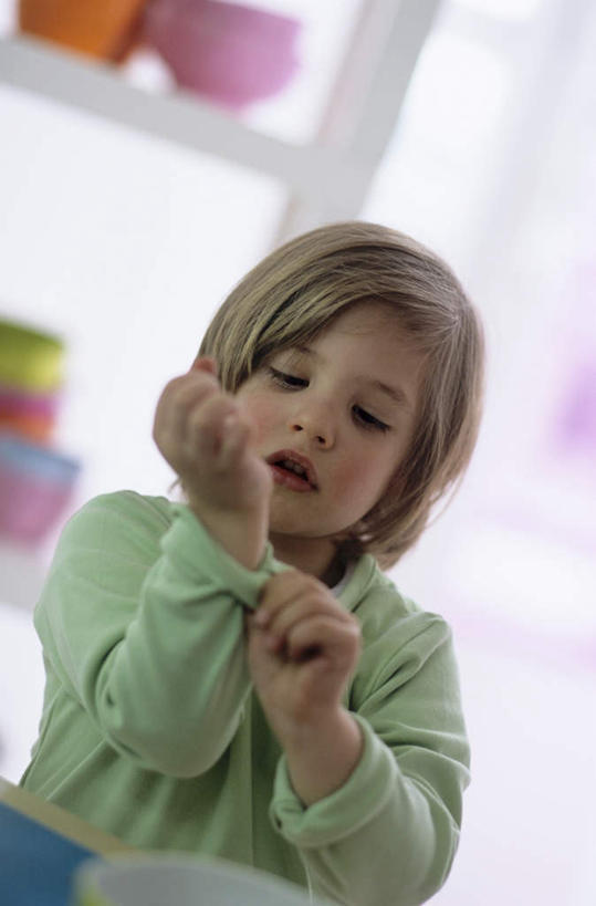 西方人,儿童,一个人,站,摸,竖图,室内,白天,正面,纯洁,厨房,欧洲,欧洲人,仅一个男性,仅一个人,抚摸,服装,朦胧,模糊,陶瓷,陶瓷制品,注视,休闲装,小孩,衣服,容器,碗,观察,看,站着,仅一个小孩,休闲,休闲服,可爱,童年,童趣,服饰,观看,储藏,察看,储存,关注,童真,烂漫,无邪,天真,男孩,男人,男性,白种人,孩子,触摸,接触,站立,半身,彩图,灶间,贮存,男生