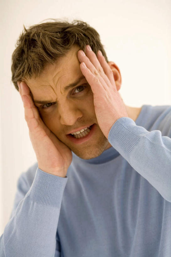 西方人,脸,头,脸颊,脖子,手,一个人,摸,竖图,室内,特写,白天,正面,失败,欧洲,欧洲人,双手,仅一个男性,仅一个人,抚摸,服装,沮丧,注视,休闲装,肩膀,仅一个年轻男性,衣服,观察,看,休闲,难受,手部,休闲服,无奈,摄影,服饰,影棚,观看,失望,悲伤,察看,伤心,难过,关注,失落,颓废,挫败,受挫,落败,落空,错过,失足,失意,失策,失算,颓丧,衰颓,悲哀,懊丧,颓靡,气馁,丧气,败北,挫折,失利,男人,男性,年轻男性,白种人,头部,脖,颈,颈部,脸部,脸蛋,面部,触摸,接触,半身,彩图,影棚拍摄,拍摄