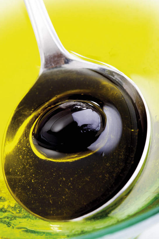 无人,竖图,俯视,室内,特写,白天,桌面,桌子,橄榄,水果,新鲜,木制,勺子,生食,油,橄榄油,食品,果实,食物,一个,木制品,调羹,汤匙,有机食品,绿色食品,单个,黑橄榄,乌橄榄,乌榄,油橄榄,青果,白榄,彩图,高角度拍摄