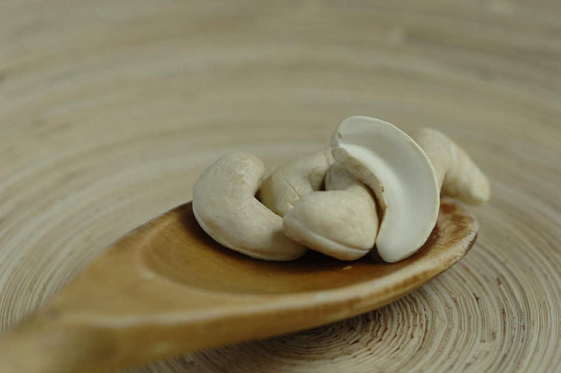 无人,横图,俯视,室内,特写,白天,桌面,桌子,木制,勺子,坚果,一个,木制品,调羹,汤匙,干果,摄影,影棚,单个,腰果,鸡腰果,介寿果,彩图,高角度拍摄,影棚拍摄,拍摄