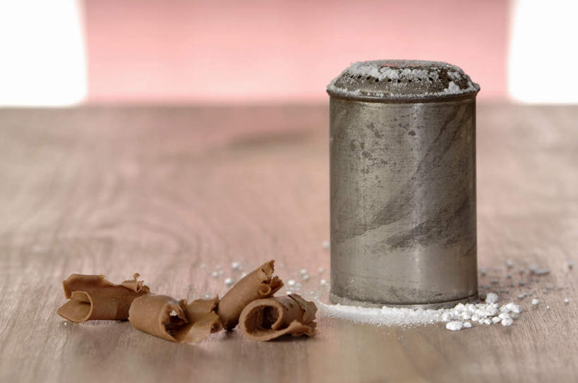 无人,横图,俯视,室内,特写,白天,桌面,桌子,金属制品,金属,木制,粉末,罐子,调料,食品,糖,糖果,甜点,甜品,调味品,凌乱,调味料,食物,木制品,瓶子,甜食,巧克力,粉,朱古力,黑巧克力,混乱,粉状,粉剂,纷乱,缭乱,庞杂,彩图,高角度拍摄