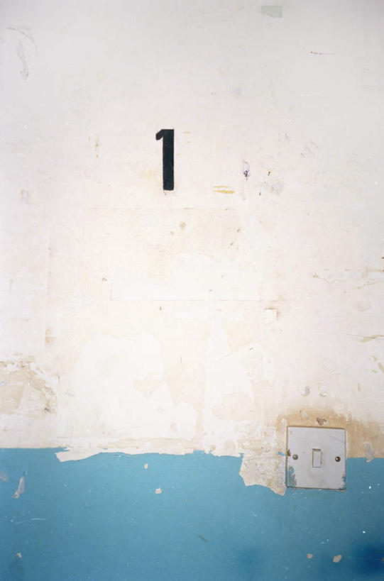 无人,竖图,室内,白天,正面,零件,电路,关闭,标志,数字,文字,字符,墙,标识,开关,墙壁,墙面,按钮,打开,阿拉伯数字,开启,闭合,彩图