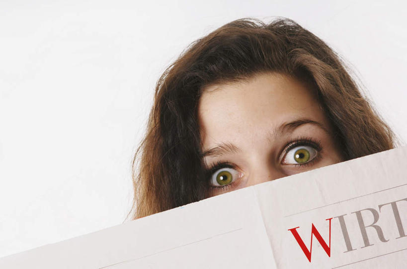 西方人,脸,头,眼睛,脸颊,眉毛,睫毛,头发,一个人,横图,室内,特写,白天,白色背景,正面,阅读,报纸,欧洲,欧洲人,瞳孔,仅一个年轻女性,仅一个女性,仅一个人,学习,注视,黄色,观察,看,浏览,眼部,摄影,影棚,观看,察看,关注,年轻女性,女人,女性,白种人,头部,长发,卷发,睫,脸部,脸蛋,眉,面部,眼,眼睫毛,眼眉,半身,彩图,影棚拍摄,拍摄,眼眉毛