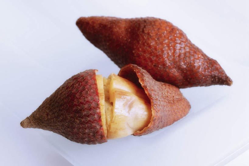 无人,横图,俯视,室内,白天,白色背景,水果,阴影,新鲜,反射,影子,生食,食品,果实,食物,两个,剥开,摄影,有机食品,绿色食品,影棚,蛇皮果,彩图,高角度拍摄,影棚拍摄,拍摄