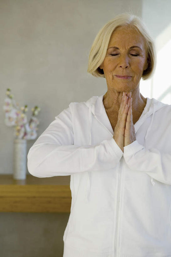 西方人,头发,一个人,闭眼,竖图,室内,白天,正面,锻炼,瑜伽,运动,欧洲,欧洲人,仅一个女性,仅一个人,服装,休闲装,衣服,白色,双手合十,休闲,休闲服,养生,服饰,仅一个老年女性,体育,老年女性,女人,女性,白种人,闭眼睛,闭着眼,闭着眼睛,半身,彩图,健身