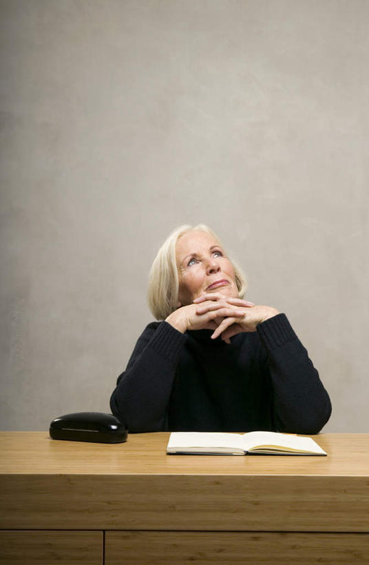 西方人,头发,一个人,坐,竖图,室内,白天,正面,毛衣,桌子,欧洲,欧洲人,仅一个女性,仅一个人,撑,握,灰色背景,笔,墙,记事本,拿,拿着,托腮,注视,书桌,墙壁,墙面,白色,黑色,本子,笔记本,课桌,观察,看,托,握着,摄影,仅一个老年女性,影棚,观看,察看,关注,托下巴,眼镜盒,老年女性,女人,女性,白种人,坐着,半身,彩图,影棚拍摄,绒衣,套衫,套头毛衣,线衣,拍摄