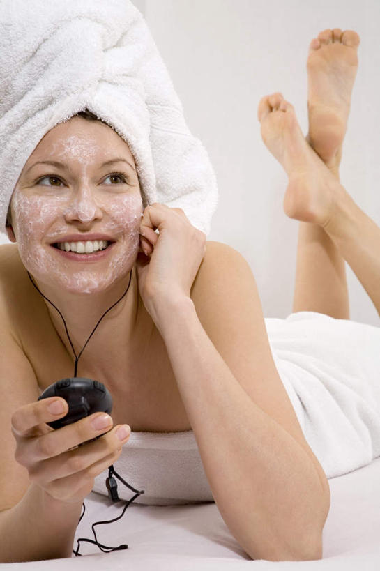 西方人,一个人,笑,微笑,露齿笑,竖图,室内,白天,正面,美容,陶醉,快乐,床,卧室,欧洲,欧洲人,仅一个年轻女性,仅一个女性,仅一个人,撑,护肤,抬,握,纺织物,浴巾,墙,床单,音乐,拿,音乐播放器,拿着,注视,墙壁,墙面,白色,毛巾,观察,看,趴着,清洁,保养,享受,休闲,放松,握着,观看,保暖,察看,撑着,关注,MP4播放器,透气,防水,储水,耐磨,吸水,年轻女性,女人,女性,白种人,趴,半身,彩图,睡房,卧房,播放器,沉醉