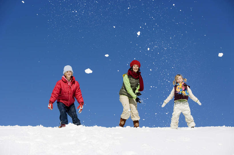 西方人,儿童,三个人,伙伴,朋友,投,笑,微笑,露齿笑,横图,室外,白天,正面,旅游,度假,友谊,纯洁,雪,大雪,欧洲,欧洲人,积雪,雪景,冬天,休闲装,娱乐,小孩,蓝天,天空,天,享受,休闲,休闲服,放松,可爱,童年,童趣,雪球,童真,烂漫,无邪,天真,友情,女孩,女人,女性,白种人,抛,扔,撒,玩耍,掷,彩图,全身,女生