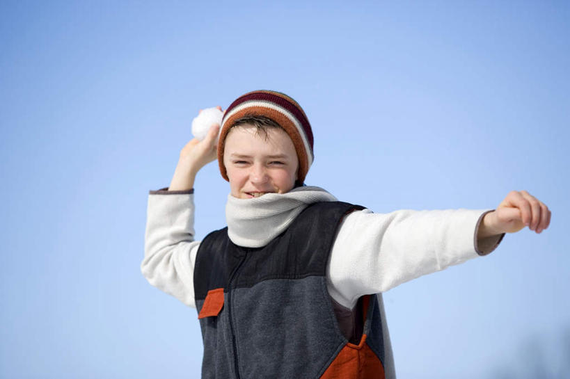 西方人,儿童,一个人,站,举,横图,室外,白天,正面,旅游,度假,纯洁,欧洲,欧洲人,仅一个男性,仅一个人,握,阴影,服装,朦胧,模糊,光线,影子,拿,拿着,注视,休闲装,娱乐,小孩,衣服,蓝色,蓝天,天空,阳光,天,观察,看,托,站着,仅一个小孩,享受,休闲,休闲服,放松,可爱,童年,童趣,握着,服饰,晴朗,观看,察看,雪球,关注,打雪仗,童真,烂漫,无邪,万里无云,天真,男孩,男人,男性,白种人,孩子,晴空,晴空万里,举起,举手,举着,玩耍,向上举,向上伸,向上托,半身,彩图,男生