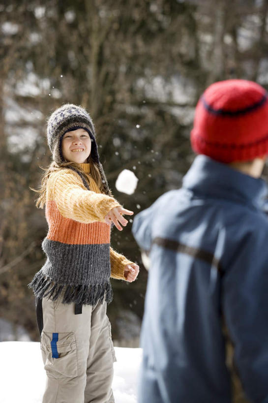 西方人,儿童,背部,两个人,伙伴,朋友,站,投,举,竖图,室外,白天,正面,旅游,度假,友谊,纯洁,雪,植物,大雪,欧洲,欧洲人,握,朦胧,模糊,积雪,雪景,冬天,注视,休闲装,娱乐,树,树木,小孩,绿色,自然,观察,看,托,站着,享受,休闲,休闲服,放松,可爱,童年,童趣,握着,生长,成长,观看,察看,雪球,关注,打雪仗,童真,烂漫,无邪,天真,友情,男孩,男人,男性,女孩,女人,女性,白种人,举起,举手,举着,抛,扔,玩耍,向上举,向上伸,向上托,掷,半身,彩图,男生,女生