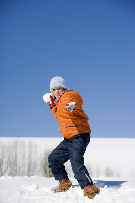 西方人,儿童,一个人,站,投,举,竖图,室外,白天,侧面,旅游,度假,纯洁,雪,大雪,帽子,欧洲,欧洲人,仅一个女性,仅一个人,戴,握,阴影,光线,影子,积雪,雪景,冬天,注视,休闲装,娱乐,小孩,蓝色,蓝天,天空,阳光,天,观察,看,托,站着,仅一个小孩,享受,休闲,休闲服,放松,可爱,童年,童趣,握着,晴朗,观看,察看,雪球,关注,打雪仗,童真,烂漫,无邪,万里无云,天真,女孩,女人,女性,白种人,孩子,晴空,晴空万里,举起,举手,举着,抛,扔,玩耍,向上举,向上伸,向上托,掷,彩图,全身,女生