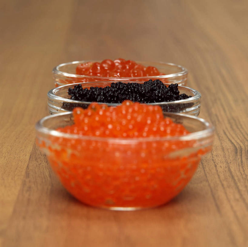 鱼子酱,无人,横图,俯视,室内,特写,白天,餐桌,桌子,一堆,一排,许多,阴影,堆叠,堆积,朦胧,模糊,反射,影子,排列,碗,摄影,影棚,餐台,堆,鱼子,队列,彩图,高角度拍摄,影棚拍摄,拍摄