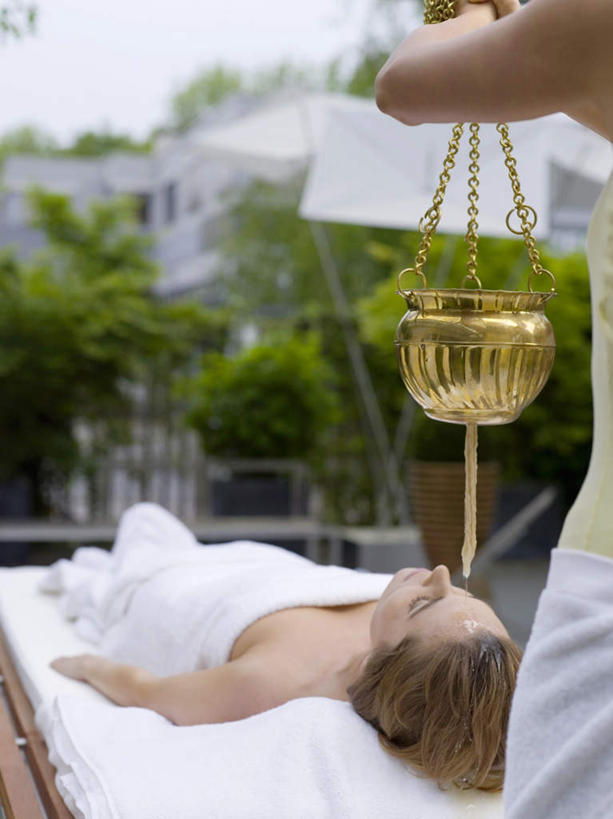 西方人,两个人,按摩师,美容师,站,躺,举,闭眼,竖图,室内,白天,按摩,植物,床,欧洲,欧洲人,朦胧,模糊,罐子,橄榄油,床单,休闲装,顾客,树,树木,背面,绿色,自然,托,站着,休闲,休闲服,SPA水疗,温泉浴场,单人床,生长,成长,指压,主顾,年轻女性,女人,女性,白种人,技师,矿泉疗养地,闭眼睛,闭着眼,闭着眼睛,举起,举手,举着,躺着,向上举,向上伸,向上托,半身,彩图,水疗,推拿