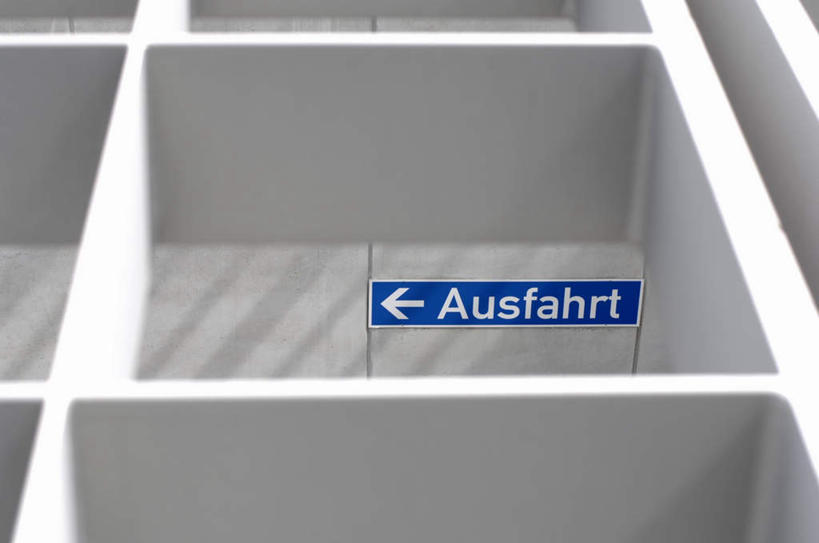 无人,横图,室内,特写,白天,仰视,阴影,反射,英文,标志,文字,影子,字符,字母,墙,方向,标识,箭头,墙壁,墙面,白色,英文字母,指向,簇,彩图,低角度拍摄