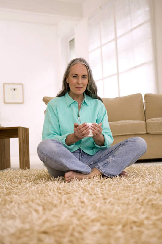 东方人,一个人,客厅,捧,盘腿,竖图,室内,白天,正面,窗户,地毯,沙发,亚洲,仅一个女性,仅一个人,服装,注视,休闲装,黄种人,玻璃窗,衣服,碗,观察,看,仅一个中年女性,休闲,休闲服,服饰,观看,察看,起居室,关注,挂画,布艺沙发,女人,女性,中年女性,亚洲人,装饰画,端,端着,盘腿而坐,盘膝,盘着腿的,盘着腿坐,捧着,手捧,双腿交叉,彩图,全身