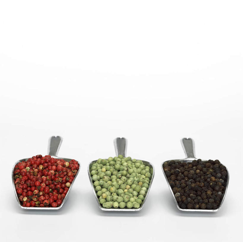 无人,横图,俯视,室内,特写,白天,白色背景,一排,阴影,反射,影子,调味品,调味料,铲,勺,排列,红色,绿色,黑色,摄影,影棚,队列,胡椒,彩图,高角度拍摄,影棚拍摄,拍摄