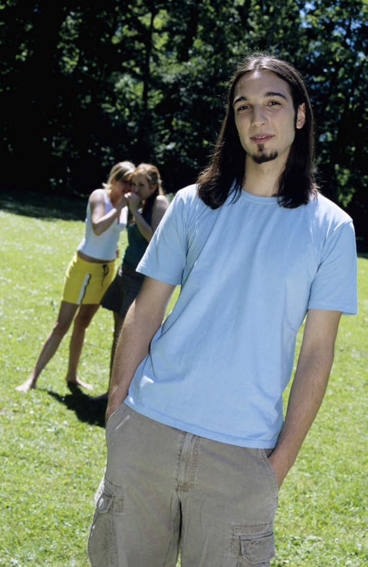 西方人,胡须,三个人,伙伴,朋友,站,竖图,室外,白天,正面,友谊,草地,草坪,植物,欧洲,欧洲人,阴影,服装,光线,影子,注视,休闲装,草,树,树木,衣服,绿色,阳光,自然,观察,看,站着,休闲,休闲服,服饰,生长,成长,观看,察看,关注,私语,密语,耳语,友情,男人,男性,年轻男性,年轻女性,女人,女性,白种人,胡子,小胡子,插兜,两手抄兜,两手放兜,手插兜,手放口袋,半身,彩图