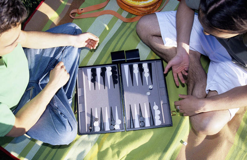 西方人,两个人,盘腿,横图,俯视,室外,白天,游戏,快乐,赌博,贪欲,比赛,竞争,欧洲,欧洲人,阴影,服装,光线,影子,玩,休闲装,娱乐,刺激,衣服,阳光,休闲,面对面,休闲服,棋盘,服饰,活动,发泄,消遣,智力,双陆棋,投机,侥幸,欲望,宣泄,双陆,男人,男性,年轻男性,白种人,盘腿而坐,盘着腿的,盘着腿坐,双腿交叉,玩耍,嬉戏,半身,彩图,高角度拍摄,胜负,输赢