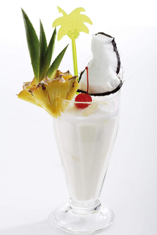 无人,竖图,俯视,室内,特写,白天,白色背景,菠萝,椰子,杯子,水果,新鲜,高脚杯,生食,食品,果实,玻璃制品,食物,酒杯,鸡尾酒,摄影,有机食品,绿色食品,影棚,香槟杯,贝利尼鸡尾酒,贝里尼鸡尾酒,玻璃杯,凤梨,彩图,高角度拍摄,影棚拍摄,拍摄