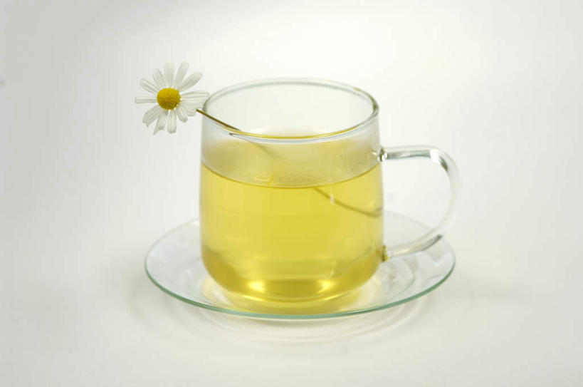 无人,横图,室内,特写,白天,正面,快乐,幸福,茶,杯子,餐具,玻璃,阴影,灰色背景,盛开,反射,碟子,盘,影子,茶叶,玛格丽特,饮品,一杯,花蕾,娱乐,玻璃制品,雏菊,花,花瓣,花朵,鲜花,一朵,盘子,水杯,碟,花茶,花苞,花蕊,享受,休闲,温馨,菊花,放松,活力,乐趣,保健,养生,摄影,影棚,希望,花草茶,舒适,坚强,和平,离别,延命菊,幸福花,春菊,马兰头花,香花茶,香片,熏花茶,暗恋,纯情,单恋,天真,茶杯,彩图,影棚拍摄,愉快,拍摄