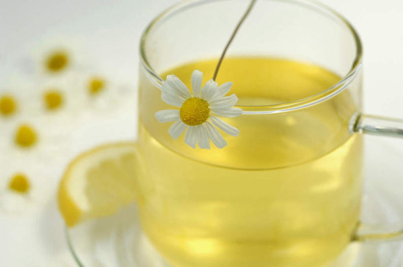 无人,横图,俯视,室内,特写,白天,快乐,幸福,茶,杯子,餐具,玻璃,许多,阴影,灰色背景,朦胧,模糊,盛开,反射,碟子,盘,影子,茶叶,玛格丽特,饮品,一杯,花蕾,娱乐,玻璃制品,雏菊,花,花瓣,花朵,鲜花,盘子,水杯,碟,花茶,花苞,花蕊,享受,休闲,温馨,菊花,放松,活力,乐趣,保健,养生,摄影,影棚,希望,花草茶,舒适,坚强,和平,离别,延命菊,幸福花,春菊,马兰头花,香花茶,香片,熏花茶,暗恋,纯情,单恋,天真,茶杯,彩图,高角度拍摄,影棚拍摄,愉快,拍摄