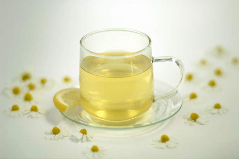 无人,横图,俯视,室内,特写,白天,快乐,幸福,茶,杯子,餐具,玻璃,许多,阴影,灰色背景,朦胧,模糊,盛开,反射,碟子,盘,影子,茶叶,玛格丽特,饮品,一杯,花蕾,娱乐,玻璃制品,雏菊,花,花瓣,花朵,鲜花,盘子,水杯,碟,花茶,花苞,花蕊,享受,休闲,温馨,菊花,放松,活力,乐趣,保健,养生,摄影,影棚,希望,花草茶,舒适,坚强,和平,离别,延命菊,幸福花,春菊,马兰头花,香花茶,香片,熏花茶,暗恋,纯情,单恋,天真,茶杯,彩图,高角度拍摄,影棚拍摄,愉快,拍摄