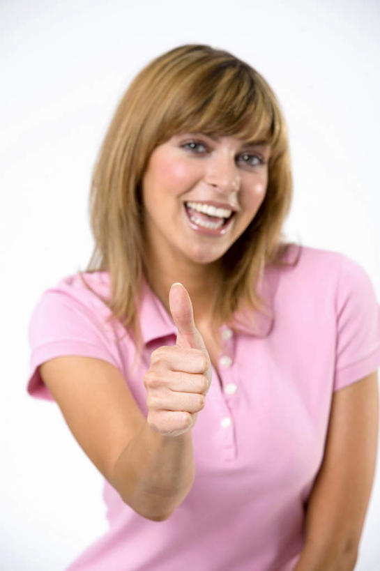 西方人,一个人,笑,微笑,露齿笑,竖图,室内,白天,正面,智慧,欧洲,欧洲人,仅一个年轻女性,仅一个女性,仅一个人,灰色背景,突出,服装,注视,休闲装,称赞,表扬,衣服,观察,看,手势,休闲,休闲服,竖,摄影,服饰,影棚,观看,翘,高,察看,夸奖,优秀,关注,好,妙,顺利,出色,超群,杰出,卓越,奇妙,聪明,年轻女性,女人,女性,白种人,大拇指,半身,彩图,影棚拍摄,拍摄