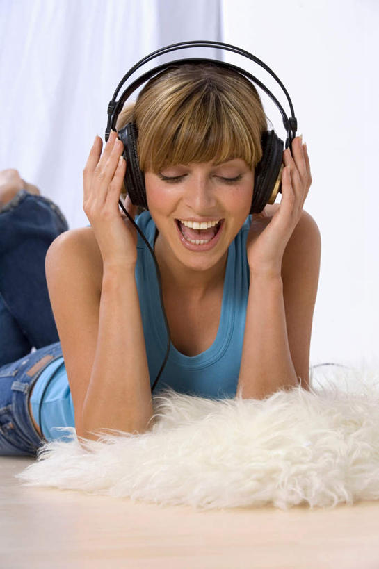 西方人,一个人,闭眼,竖图,室内,白天,正面,陶醉,快乐,欧洲,欧洲人,仅一个年轻女性,仅一个女性,仅一个人,撑,服装,音乐,音乐播放器,休闲装,衣服,耳机,耳麦,趴着,张嘴,享受,休闲,休闲服,唱歌,服饰,麦克风,撑着,演唱,张大嘴巴,MP3播放器,歌唱,年轻女性,女人,女性,白种人,张开嘴,闭眼睛,闭着眼,闭着眼睛,趴,半身,彩图,播放器,沉醉