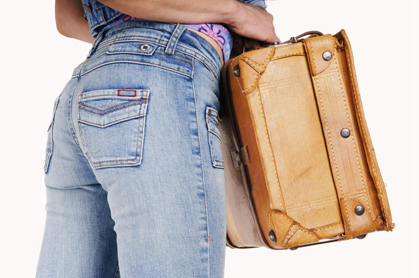 西方人,一个人,站,横图,室内,白天,白色背景,侧面,皮箱,欧洲,欧洲人,仅一个年轻女性,仅一个女性,仅一个人,握,旅行箱,拿,拎,拿着,牛仔裤,休闲装,行李箱,箱子,站着,休闲,休闲服,握着,摄影,影棚,年轻女性,女人,女性,白种人,半身,彩图,影棚拍摄,拍摄,拎着