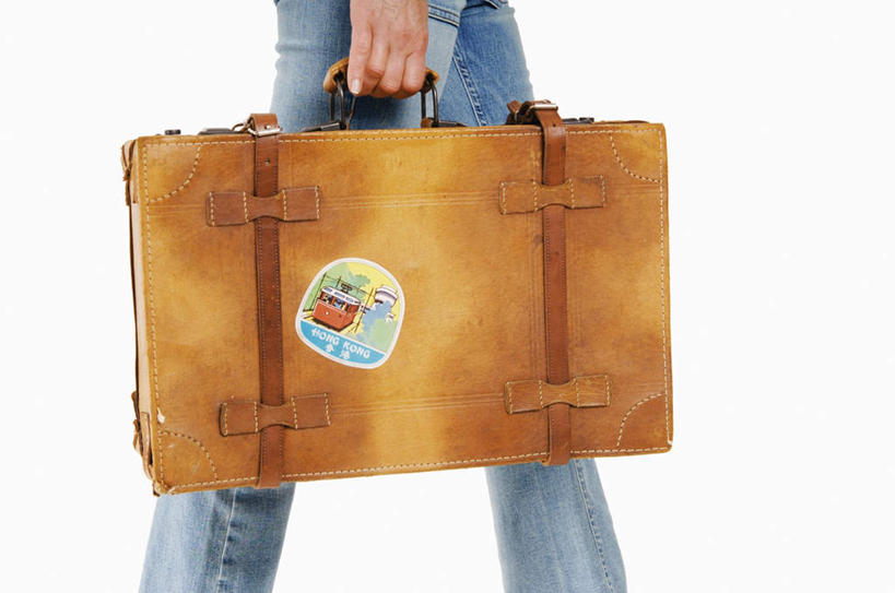 西方人,一个人,站,横图,室内,白天,白色背景,侧面,皮箱,欧洲,欧洲人,仅一个年轻女性,仅一个女性,仅一个人,握,旅行箱,拿,拎,拿着,牛仔裤,休闲装,行李箱,箱子,站着,休闲,休闲服,握着,摄影,影棚,年轻女性,女人,女性,白种人,半身,彩图,影棚拍摄,拍摄,拎着