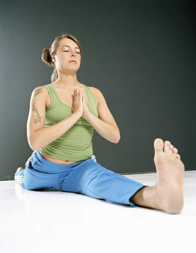 西方人,一个人,闭眼,竖图,室内,白天,侧面,锻炼,瑜伽,运动,欧洲,欧洲人,仅一个年轻女性,仅一个女性,仅一个人,伸展,阴影,灰色背景,反射,影子,休闲装,双手合十,休闲,休闲服,劈叉,压腿,养生,摄影,影棚,瑜伽服,体育,年轻女性,女人,女性,白种人,闭眼睛,闭着眼,闭着眼睛,彩图,全身,影棚拍摄,健身,拍摄