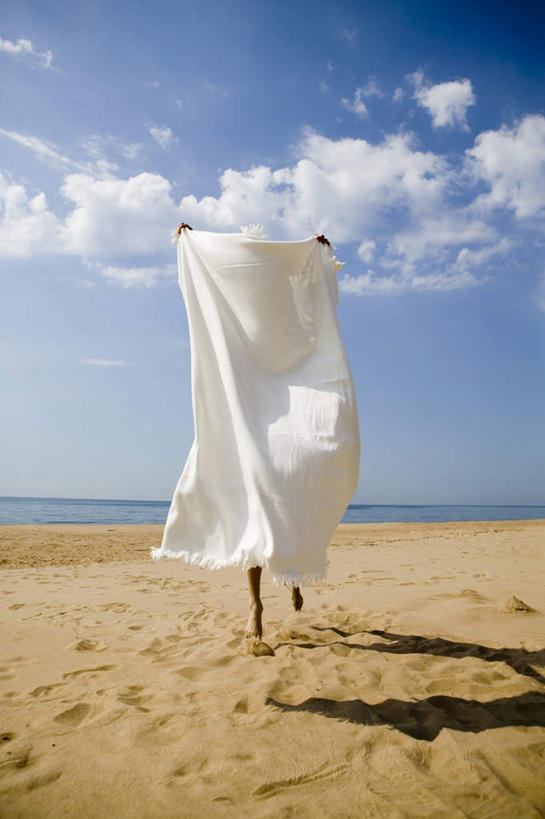 西方人,一个人,举,竖图,室外,白天,泳装,比基尼,海浪,海洋,沙滩,欧洲,欧洲人,仅一个年轻女性,仅一个女性,仅一个人,布,沙子,海岸,浪花,水平线,云,云朵,辽阔,海平线,沙地,云彩,抖开,背面,白云,蓝天,天空,海水,天,托,广阔,一望无际,海景,无边无际,一马平川,年轻女性,女人,女性,白种人,大海,风浪,海,海水的波动,海滩,近岸浪,涌浪,举起,举手,举着,向上举,向上伸,向上托,彩图,全身,三点式,泳衣,水天相接,水天一线