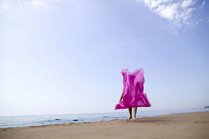 西方人,一个人,站,举,横图,室外,白天,正面,泳装,比基尼,海浪,海洋,沙滩,欧洲,欧洲人,仅一个年轻女性,仅一个女性,仅一个人,握,布,沙子,海岸,浪花,水平线,云,云朵,辽阔,海平线,沙地,拿,云彩,拿着,白云,蓝天,天空,海水,天,铺,托,站着,广阔,握着,一望无际,海景,无边无际,一马平川,年轻女性,女人,女性,白种人,大海,风浪,海,海水的波动,海滩,近岸浪,涌浪,举起,举手,举着,向上举,向上伸,向上托,彩图,全身,三点式,泳衣,水天相接,水天一线