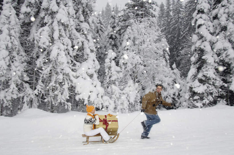 西方人,两个人,夫妻,站,坐,跑,拉,横图,室外,白天,侧面,毛衣,爱情,雪,植物,大雪,松树,礼盒,礼物,帽子,欧洲,欧洲人,戴,纸盒,积雪,雪景,冬天,浪漫,注视,盒子,树,树木,绿色,自然,包装盒,绳子,围巾,礼品盒,观察,看,站着,恩爱,拖,恋人,礼品,生长,成长,观看,雪橇,察看,关注,线衫,编织帽,男人,男性,年轻男性,年轻女性,女人,女性,白种人,情侣,跑步,坐着,彩图,全身,绒衣,套衫,套头毛衣,线衣,伴侣