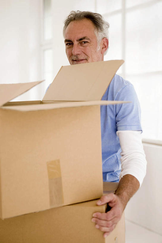 西方人,头发,一个人,客厅,站,搬运,竖图,室内,白天,正面,窗户,落地窗,欧洲,欧洲人,仅一个男性,仅一个人,服装,纸箱,注视,玻璃窗,衣服,白色,箱子,观察,看,站着,仅一个老年男性,服饰,观看,搬家,察看,起居室,衣着,穿着,关注,包装箱,衣饰,老年男性,男人,男性,白种人,搬,站立,半身,彩图