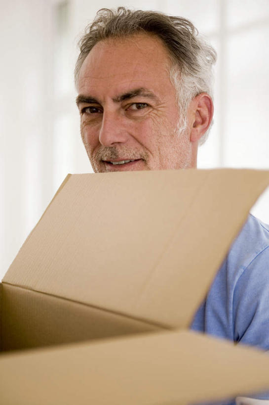 西方人,头发,一个人,客厅,站,搬运,竖图,室内,白天,正面,窗户,落地窗,欧洲,欧洲人,仅一个男性,仅一个人,服装,纸箱,注视,玻璃窗,衣服,白色,箱子,观察,看,站着,仅一个老年男性,服饰,观看,搬家,察看,起居室,衣着,穿着,关注,包装箱,衣饰,老年男性,男人,男性,白种人,搬,站立,半身,彩图