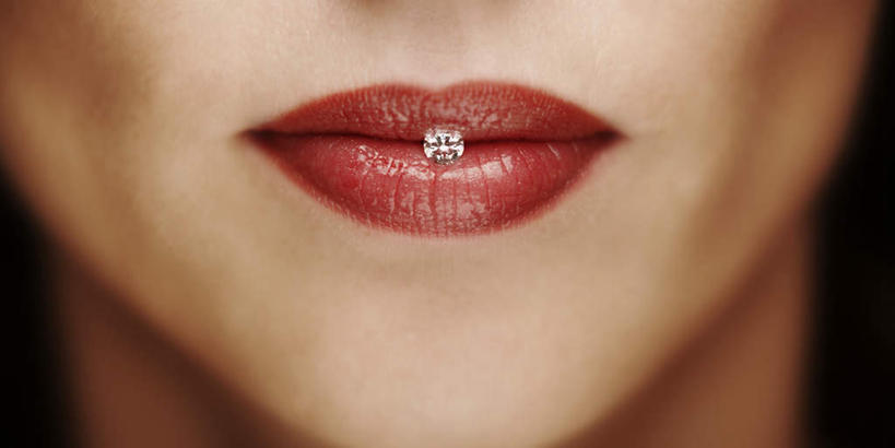 西方人,嘴,下巴,一个人,横图,室内,特写,白天,正面,爱情,奢侈,珠宝,欧洲,欧洲人,仅一个年轻女性,仅一个女性,仅一个人,阴影,黑色背景,光线,矿石,影子,灯光,钻石,摄影,影棚,金刚石,昂贵,坚硬,贵重,宝石,坚定,信念,约定,宝贵,年轻女性,女人,女性,白种人,嘴巴,嘴唇,半身,彩图,影棚拍摄,拍摄