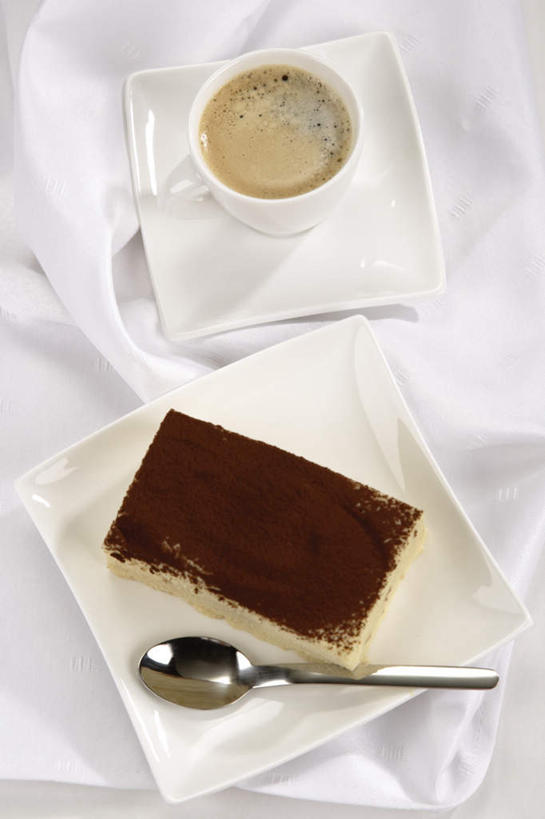 点心,咖啡,无人,竖图,俯视,室内,特写,白天,白色背景,下午茶,幸福,杯子,餐具,瓷器,碟子,盘,勺子,食品,咖啡杯,陶瓷制品,娱乐,提拉米苏,食物,糕点,饮料,盘子,餐巾,调羹,碟,汤匙,享受,休闲,温馨,放松,乐趣,摄影,影棚,提神,舒适,瓷杯,醒脑,软饮料,意大利蛋糕,彩图,高角度拍摄,影棚拍摄,拍摄,蛋糕