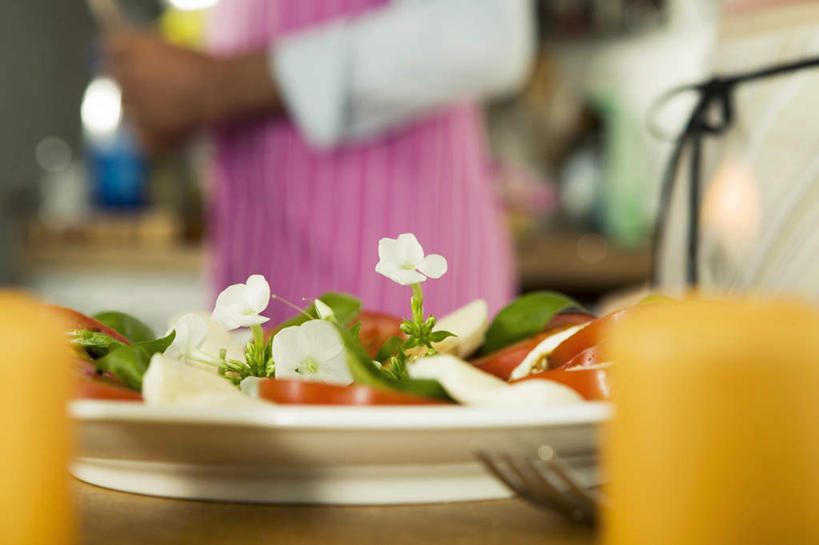 奶酪,一个人,站,横图,室内,白天,侧面,植物,厨房,蔬菜,西红柿,餐具,叶子,仅一个男性,仅一个人,一排,切开,朦胧,模糊,新鲜,整齐,装饰,碟子,盘,香料,干酪,起司,食品,绿叶,草药,芝士,营养,中药,食物,排列,仅一个年轻男性,盘子,碟,香草,切,站着,嫩叶,乳酪,有机食品,绿色食品,华丽,修饰,点缀,罗勒,配菜,乳制品,队列,紫苏,药材,中草药,发酵,剖面,切面,九层塔,圣约瑟夫草,甜罗勒,兰香,中药材,本草,衬托,美观,雅致,雅观,马苏里拉,马苏里拉奶酪,马祖里拉,莫扎雷拉,莫兹瑞拉,莫扎里拉,男人,男性,年轻男性,叶,叶片,番茄,站立,半身,彩图,灶间
