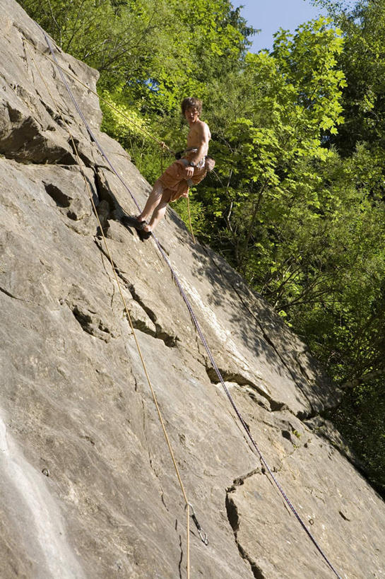 西方人,一个人,攀登,竖图,室外,白天,仰视,锻炼,旅游,度假,探险,运动,攀岩,石头,山,山脉,植物,欧洲,欧洲人,仅一个男性,仅一个人,阴影,服装,光线,石子,影子,山峰,云,云朵,山峦,云彩,娱乐,极限运动,树,树木,仅一个年轻男性,衣服,绿色,白云,蓝天,天空,阳光,自然,群山,天,享受,休闲,爬,放松,半裸,服饰,生长,成长,衣着,穿着,室外运动,户外运动,衣饰,冒险,体育,男人,男性,年轻男性,白种人,石块,岩石,登山,攀爬,彩图,低角度拍摄,全身,健身
