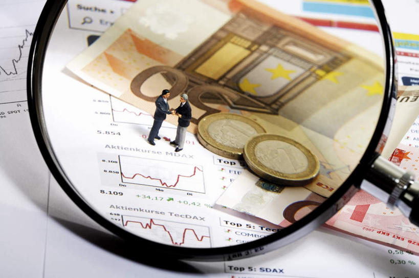 西方人,无人,两个人,同事,商务人士,商务男性,握手,横图,俯视,室内,白天,衬衫,成功,合作,团队,集体,信心,钱,仪器,欧洲,欧洲人,套装,检查,反射,分析,科学,放大镜,钱币,队伍,观察,清晰,探索,钞票,金融,纸币,经济,放大,观看,仔细,透镜,领导,凸透镜,聚焦,成就,关注,商务装,合伙,领袖,流通,纸钞,贸易,工薪阶层,光学,清楚,货币,现金,硬币,男人,男性,中年男性,白种人,白领,上班族,搀手,拉手,手拉手,手握手,彩图,高角度拍摄,全身,衬衣