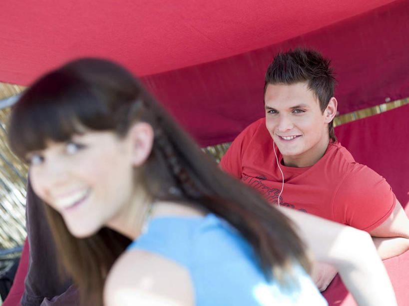 西方人,两个人,夫妻,躺,笑,微笑,露齿笑,横图,室内,白天,正面,爱情,陶醉,快乐,满意,幸福,床,欧洲,欧洲人,服装,朦胧,模糊,双人床,床单,音响,浪漫,音乐,听,音乐播放器,注视,娱乐,被子,衣服,耳机,观察,看,享受,休闲,恩爱,放松,恋人,服饰,观看,察看,舒适,被单,享乐,衣着,穿着,关注,MP4播放器,衣饰,卧着,男人,男性,年轻男性,年轻女性,女人,女性,白种人,情侣,躺着,卧,半身,彩图,伴侣,播放器,沉醉