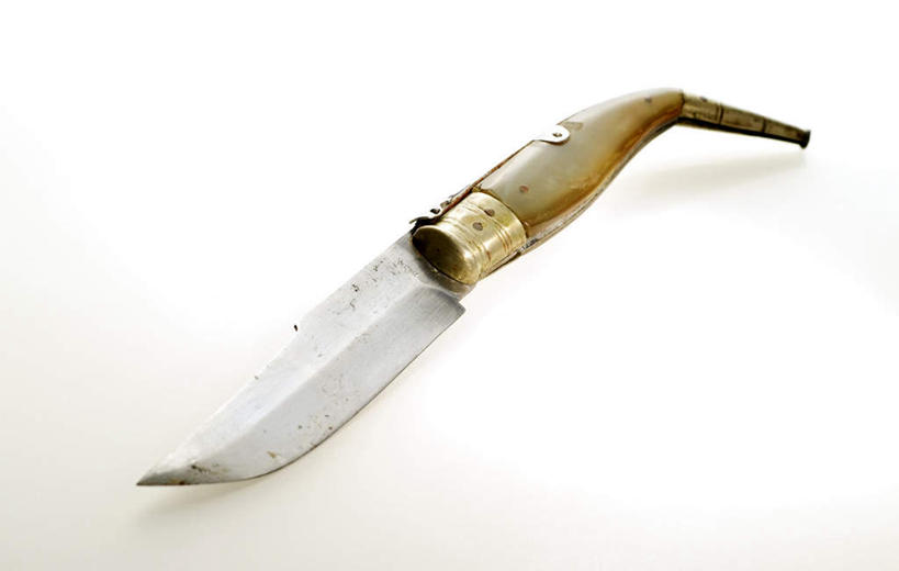 无人,横图,俯视,室内,特写,白天,竞争,静物,一把,对抗,阴影,灰色背景,冲突,反射,影子,刀具,破坏,刀,武器,战争,摄影,影棚,损坏,攻击,威胁,对立,矛盾,兵器,防御,敌对,挫败,斗争,抗拒,抗衡,凶器,杀伤,威慑,危险,彩图,高角度拍摄,影棚拍摄,拍摄,匕首